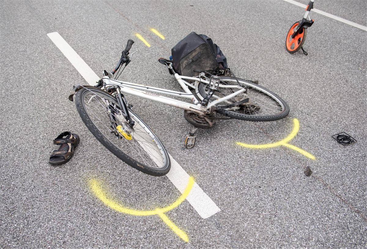 Radfahrerin angefahren - Polizei Bremerhaven sucht Zeugen Ein Fahrrad liegt nach einem Unfall auf dem Straßenboden.