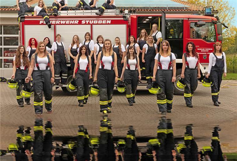 Beverstedt: Hier gibt es den Kalender mit den Feuerwehr-Mädels Die Frauen der Feuerwehr in Beverstedt sind mit Feuer und Flamme dabei.