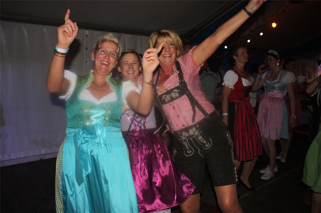 Die Frauen sind in Partylaune. Oktoberfest in Stinstedt. Foto: Rendelsmann