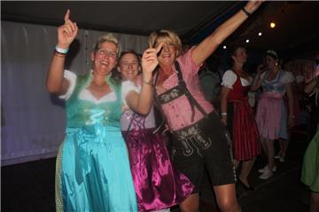 Die Frauen sind in Partylaune. Oktoberfest in Stinstedt. Foto: Rendelsmann