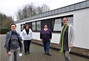 Die Frauenärztin Petra Feldhusen (links) hat ihre Praxis mit dem Jahreswechsel übergeben an Dr. Dagmar Mehmel-Janßen (rechts). Unser Bild zeigt die beiden Ärztinnen mit den Arzthelferinnen Yvonne Salbach (2. von links) und Petra Böhm.