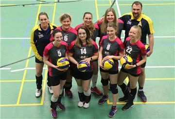 Die Frauenmannschaft des SV Nordenham ist eine verschworene Einheit. Vorne links steht Christin Gotzmann.
