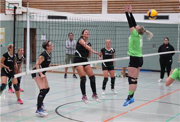 Die Frauenmannschaft des SV Nordenham (links vom Netz) bezwang Landesliga-Aufsteiger Geestemünder TV II in Bremerhaven nach vier Sätzen.