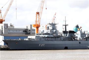 Die Fregatte "Bayern" der Marine liegt an einer Kaje in Bremerhaven.