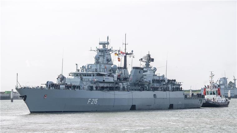 Die Fregatte „Brandenburg“ läuft aus dem Marinehafen aus.