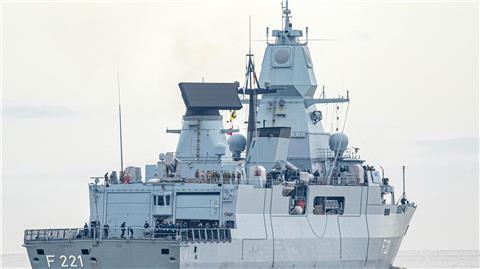 Die Fregatte „Hessen“ läuft aus dem Hafen aus.
