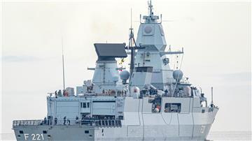 Die Fregatte „Hessen“ läuft aus dem Hafen aus.