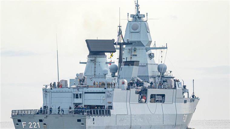 Die Fregatte „Hessen“ läuft aus dem Hafen aus.