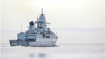 Die Fregatte „Hessen“ läuft aus dem Hafen in Wilhelmshaven aus.