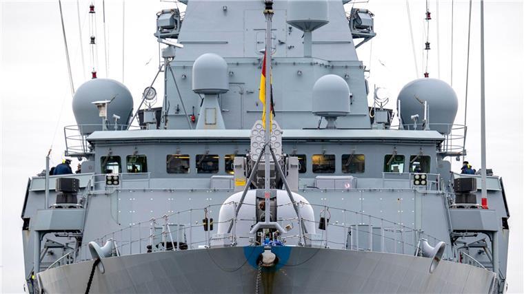 Die Fregatte „Hessen“ liegt vor der Abfahrt aus Wilhelmshaven im Hafen.
