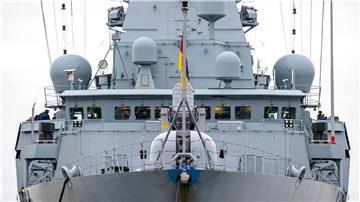 Die Fregatte „Hessen“ liegt vor der Abfahrt aus Wilhelmshaven im Hafen.