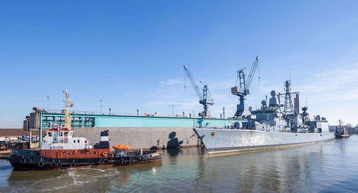 Die Fregatte "Lübeck"  wird in Bremerhaven eingedockt. 