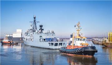 Generalüberholung: Die Fregatte "Lübeck" wird zum Dock 6 von German Dry Docks an der Barkhausenstraße geschleppt.
