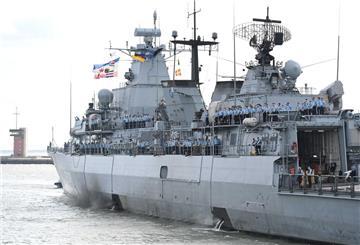 Die Fregatte «Mecklenburg-Vorpommern» fährt, begleitet von zwei Schleppern, in den Hafen am Marinestützpunkt Heppenser Groden ein. 