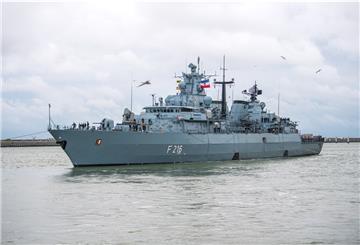 Die Fregatte "Schleswig-Holstein" fährt aus dem Hafen. Das Kriegsschiff der Marine bricht vom Heimathafen aus in Richtung Ägäis auf. Die Fregatte soll im Rahmen eines Nato-Einsatzes gegen Schleuserkriminalität helfen, den Seeraum zu überwachen.