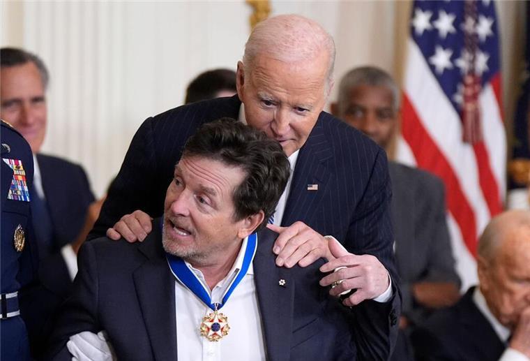 Die Freiheitsmedaille ist die höchste zivile Auszeichnung der USA - sie ging auch an den Schauspieler Michael J. Fox, der an Parkinson erkrankt ist.