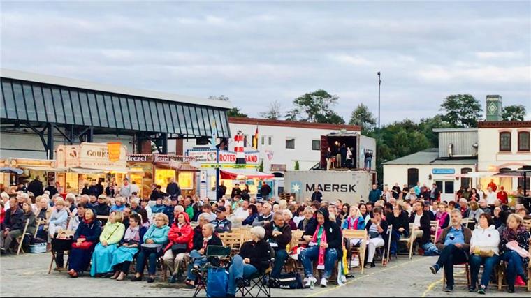 Die Freiluftkino-Vorstellung hat am Samstagabend viele begeisterte Zuschauer in den Fischereihafen gelockt. 