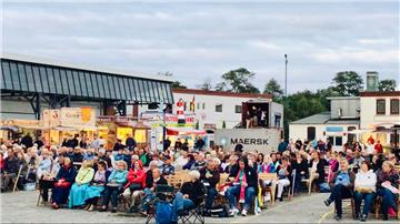 Die Freiluftkino-Vorstellung hat am Samstagabend viele begeisterte Zuschauer in den Fischereihafen gelockt. 