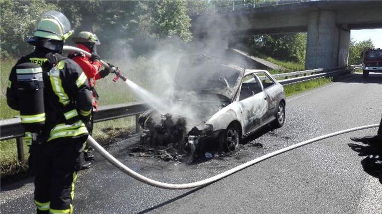 Die Freiwillige Feuerwehr Altenwalde und die Berufsfeuerwehr löschten den Autobrand auf der A27.