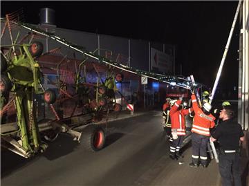 Die Freiwillige Feuerwehr Beverstedt musste den Schwader von der Dekorationsbeleuchtung befreien.
