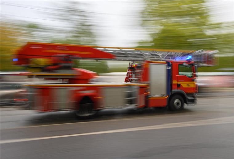 Feuerwehr Debstedt: So viele Einsätze wie 2022 gab es noch nie Ein Feuerwehrfahrzeug mit Drehleiter fährt in der Innenstadt zu einem Einsatz.
