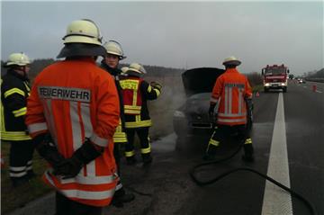 Die Freiwillige Feuerwehr Heidenau kann einen brennenden Opel Astra auf der A1 schnell löschen.