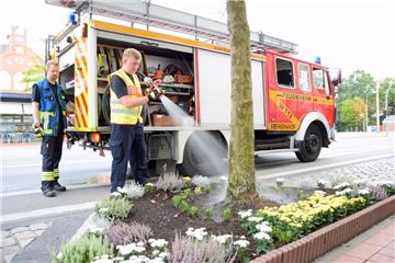 Die Freiwillige Feuerwehr Lehe hat sich im trockenen Sommer an dem "Rettungseinsatz" für die Bäume beteiligt.