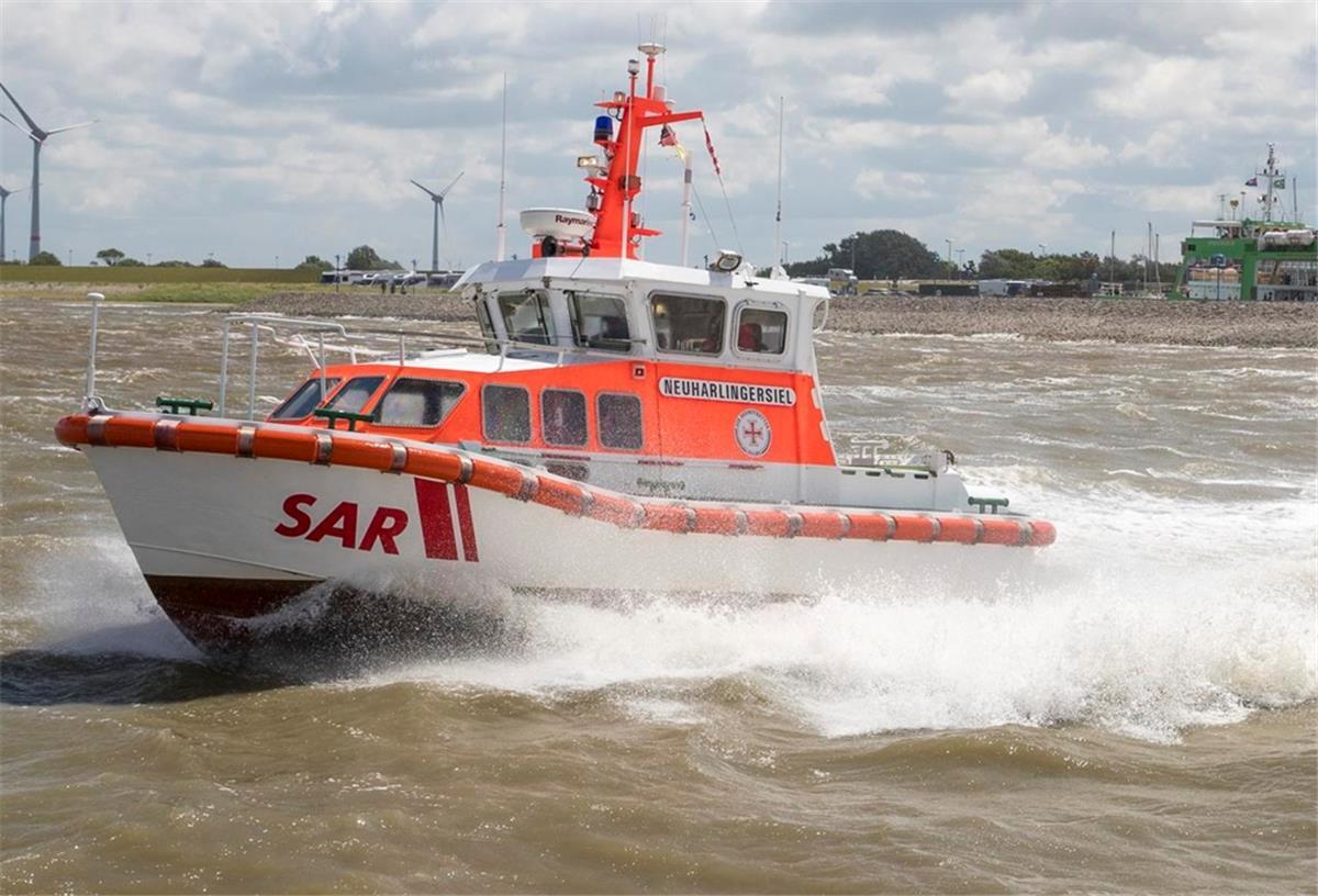 Die Freiwilligen-Besatzung des Seenotrettungsbootes „Neuharlingersiel“ der Deutschen Gesellschaft zur Rettung Schiffbrüchiger brachte den verunglückten Kitesurfer sicher an Land.