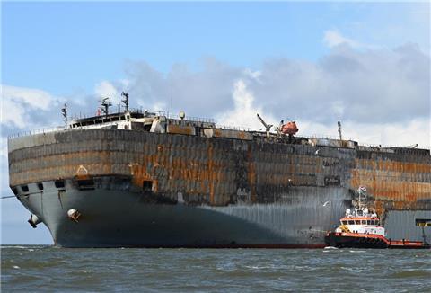 Die „Fremantle Highway“ - hier noch bei der Rettungsaktion auf der Nordsee - befindet sich aktuell in Rotterdam.