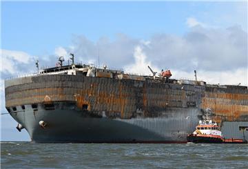 Die „Fremantle Highway“ - hier noch bei der Rettungsaktion auf der Nordsee - befindet sich aktuell in Rotterdam.
