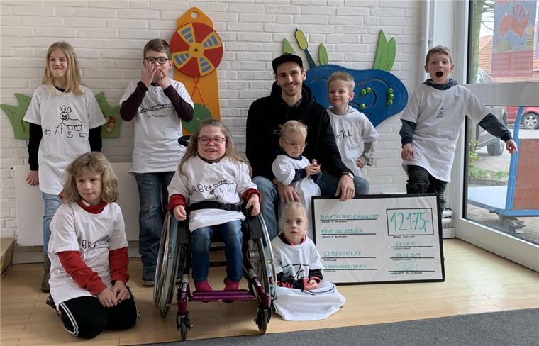 Die Freude ist groß nach der T-Shirt- und Hoodie-Aktion mit Motiven von Kindern der Lebenshilfe: Fynn Kliemann überreichte in Selsingen einen symbolischen Scheck über 12.175 Euro.