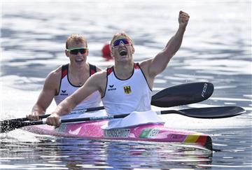 Die Freude ist riesengroß: Max Rendschmidt und Marcus Groß holen nach einem dramatischen Finish Gold im Kajak-Zweier.