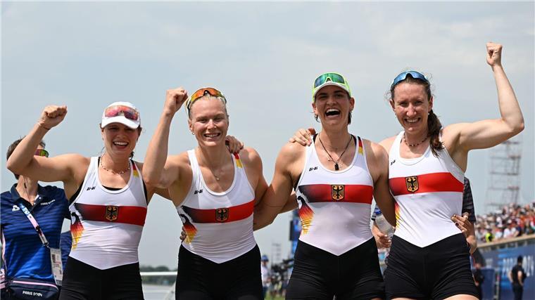 Die Freude über Bronze war im Frauen-Doppelvierer groß. 