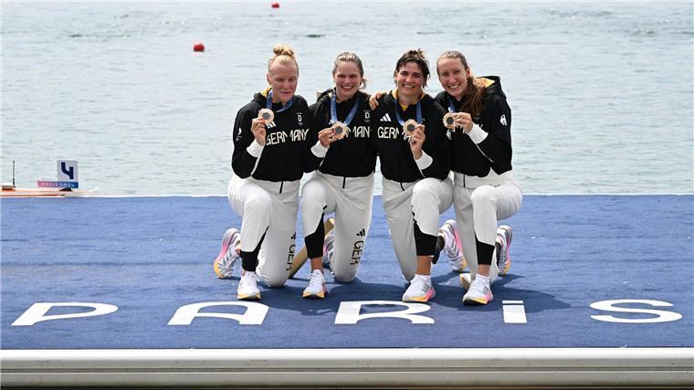 Die Freude über Bronze war im Frauen-Doppelvierer groß.