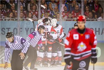 Die Freude über den späten Ausgleich hielt bei Spielern und Fans der Fischtown Pinguins nicht lange. Nur wenig später traf der HC Lausanne nach einem Fehler in der Bremerhavener Defensive zum 2:1. Fotos: