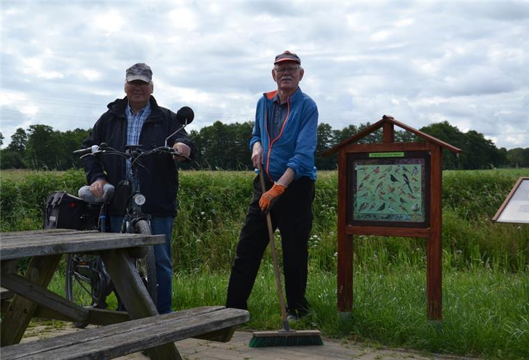 Die Freunde Gerhard Maxin und Hermann Hilken (links) steuern seit zehn Jahren zweimal pro Woche den Rastplatz an der Auebrücke bei Hesedorf an und sorgen dort für Sauberkeit – freiwillig. 