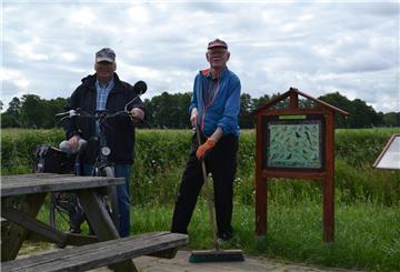 Die Freunde Gerhard Maxin und Hermann Hilken (links) steuern seit zehn Jahren zweimal pro Woche den Rastplatz an der Auebrücke bei Hesedorf an und sorgen dort für Sauberkeit – freiwillig. 
