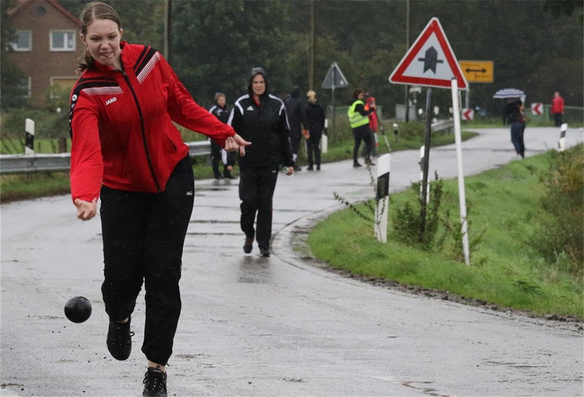 Die Boßler machen keine coronabedingte Wettkampfpause Die Friesensportler, wie hier Lea Klockgether vom Boßel-Bezirksligisten Menthauser TV, müssen ihre Saison nicht unterbrechen.