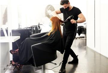 Friseurmeister Mirko Schoroth föhnt Larissa Bast als eine der letzten Kundinnen die Haare im Friseurgeschäft «PURE - more than hair».
