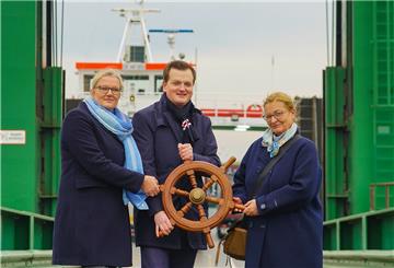 Die FRS übernimmt das Steuer der Elbfähre Glückstadt-Wischhafen (von links): Birte Dettmers, Tim Kunstmann und Hildegard Both-Walberg.