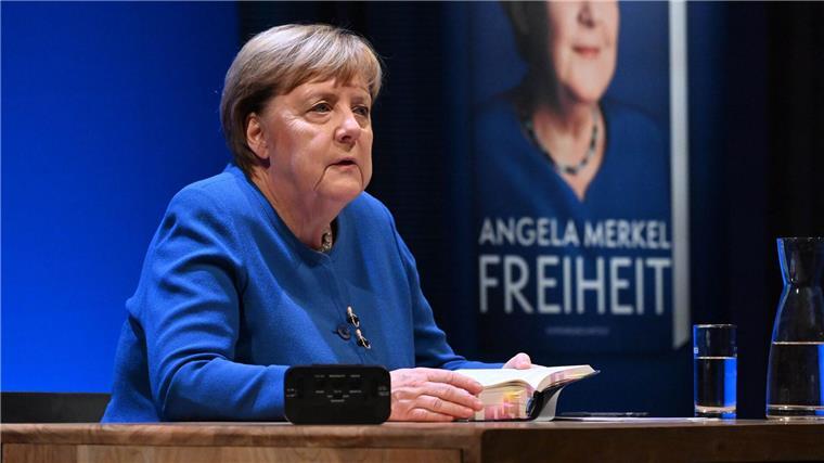 Die frühere Bundeskanzlerin Angela Merkel bei einer Veranstaltung für ihr Buch in Stralsund. (Archivfoto)
