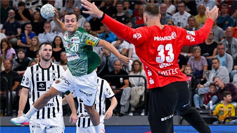 Handball-Festtag: Gleich zwei Topspiele am Super-Samstag Die Füchse Berlin um Tim Freihöfer (l) und der THW Kiel treffen im Verfolgerduell aufeinander. (Archivfoto)