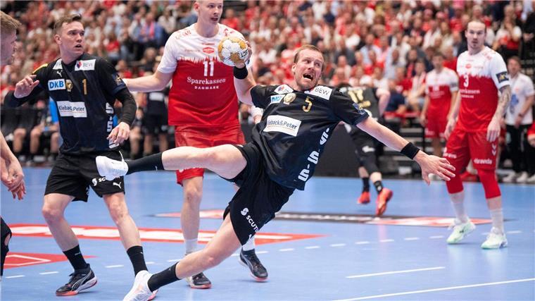 Füchse Berlin stehen im Final Four der Champions League Die Füchse mit Max Darj (vorne, M) ließen in Aalborg nie Zweifel am Weiterkommen keimen.