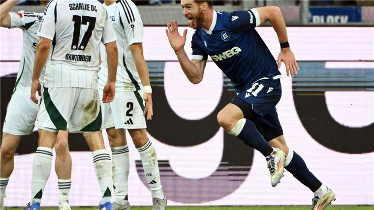 Nächster Rückschlag für Schalke - KSC an der Spitze Die Führung für den KSC: Budu Siwsiwadse (r.) nutzt das Chaos in der Schalker Abwehr.