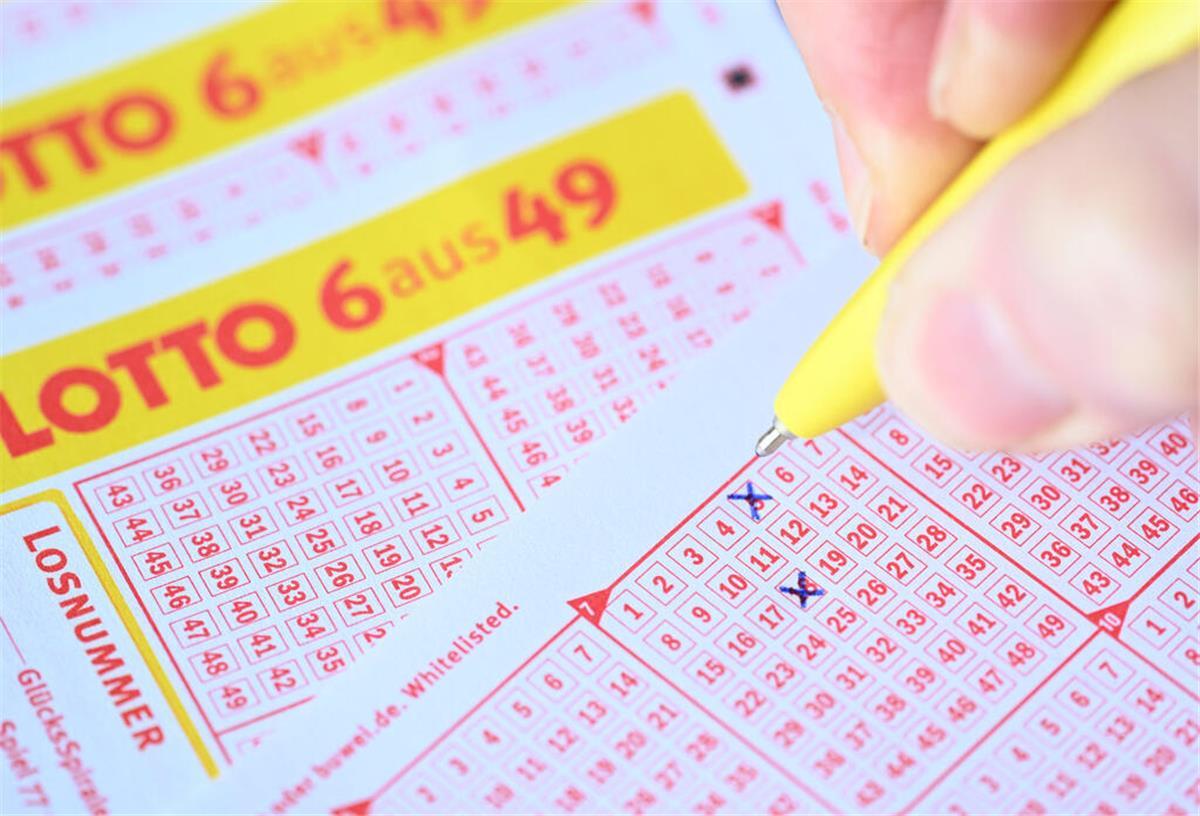 Diese Lotto-Zahlen versprechen den größten Erfolg, aber... Eine Frau füllt einen Lottoschein aus.