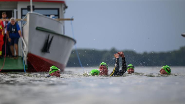 Die fünf Schwimmer freuen sich über den geglückten Rekordversuch.