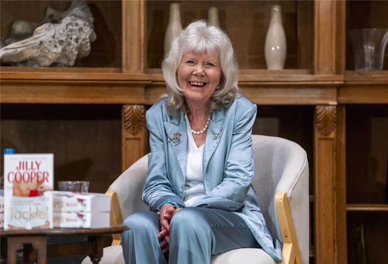 Britische Autorin Jilly Cooper nach Sturz mit 88 gestorben Die für ihre Liebesromane bekannte Jilly Cooper ist tot.