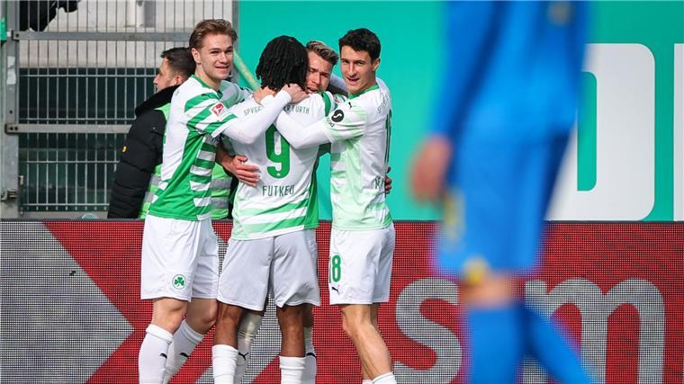 Fürth hält Braunschweig dank 3:0 auf Abstand Die Fürther um Torschütze Noel Futkeu (2.v.l.) jubeln über den Treffer zum 1:0.