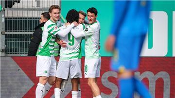 Die Fürther um Torschütze Noel Futkeu (2.v.l.) jubeln über den Treffer zum 1:0.
