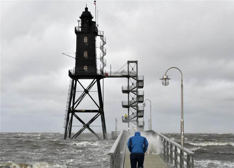 Hochwasser, umgestürzte Bäume, drei Verletzte: Sturmtief Xavier fegt übers Cuxland hinweg Die Füße des Leuchtturms Obereversand standen komplett im Salzwasser.